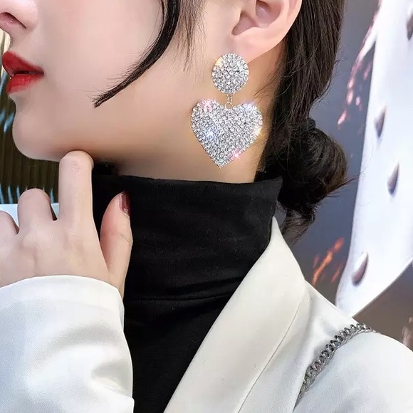 🌟 Gold Tone Rhinestone Heart Earrings - Picture 6 of 6